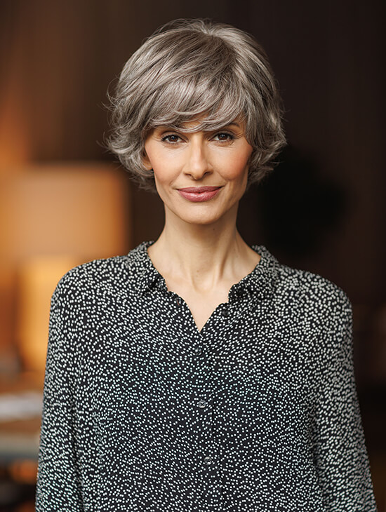 Kvinna i korthårig peruk med grått hår