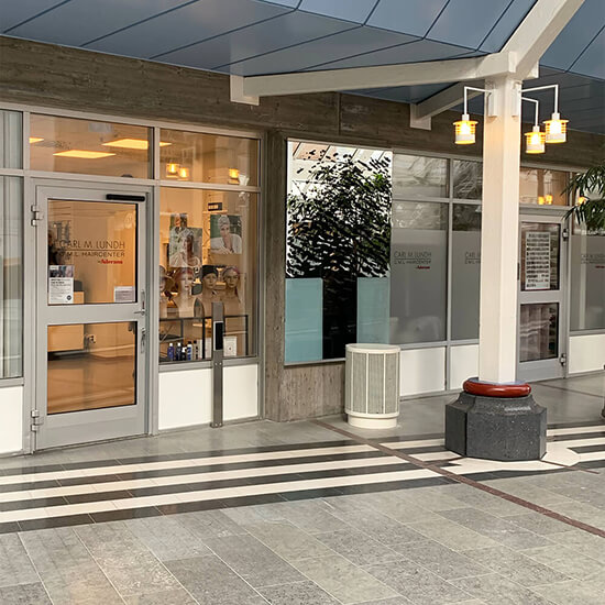 Exteriör ingång salong Carl M Lundh Örebro