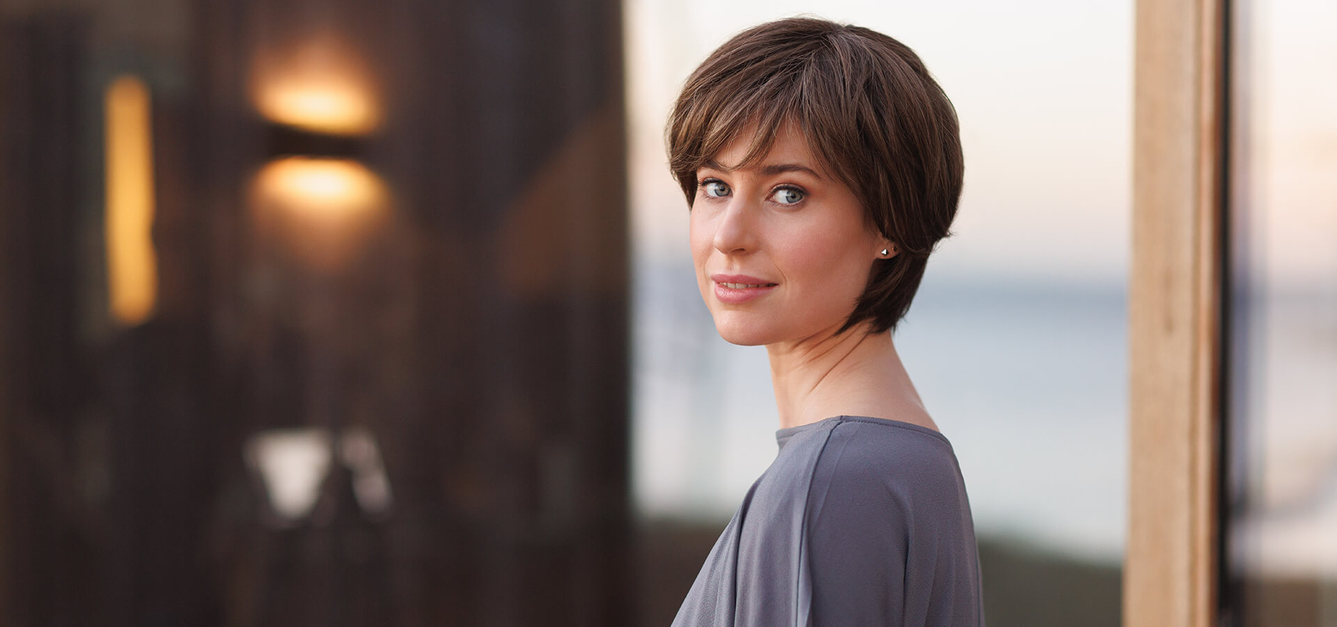 Kvinna med korthårig peruk Gardenia från Sentoo Collection