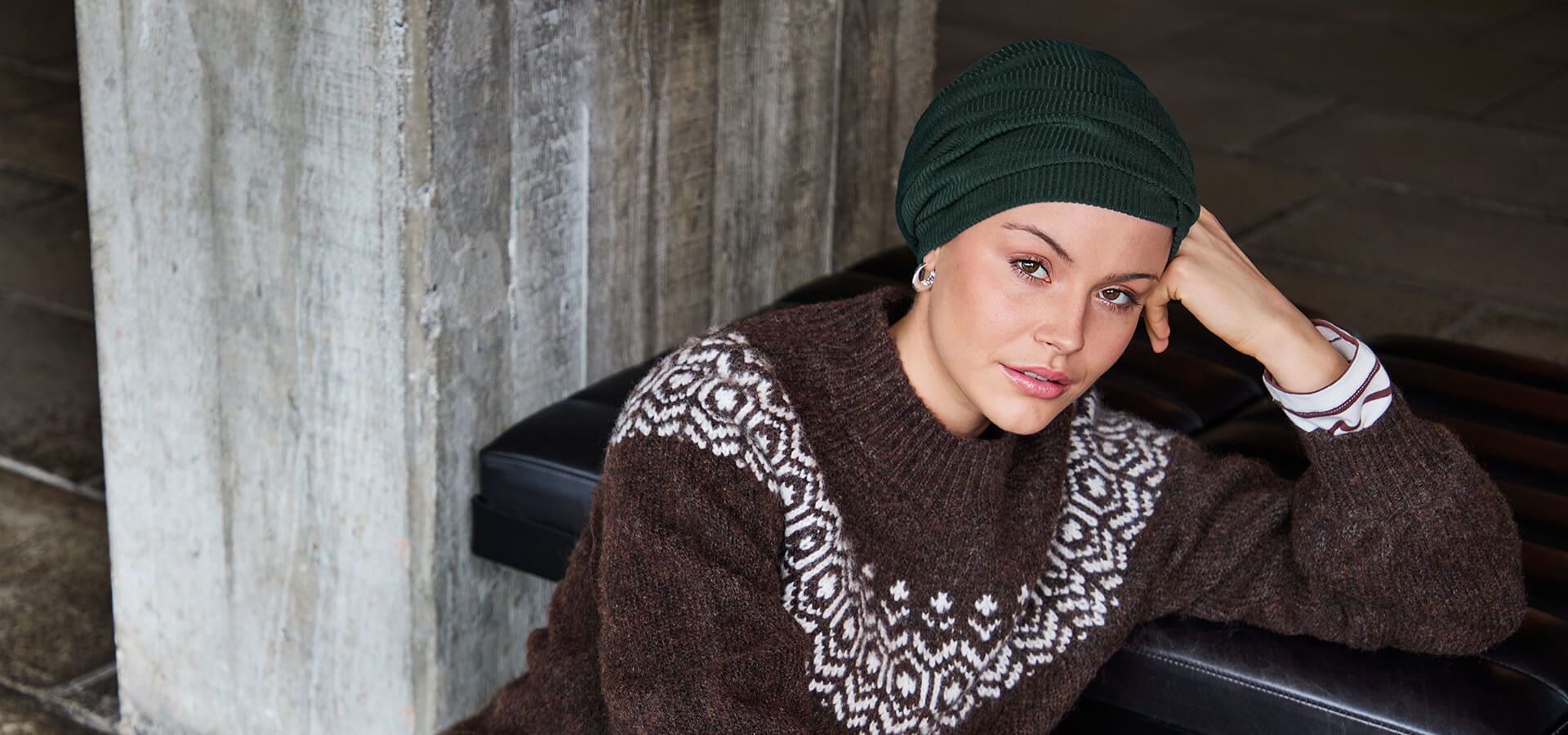 Kvinna med korthårig peruk Gardenia från Sentoo Collection