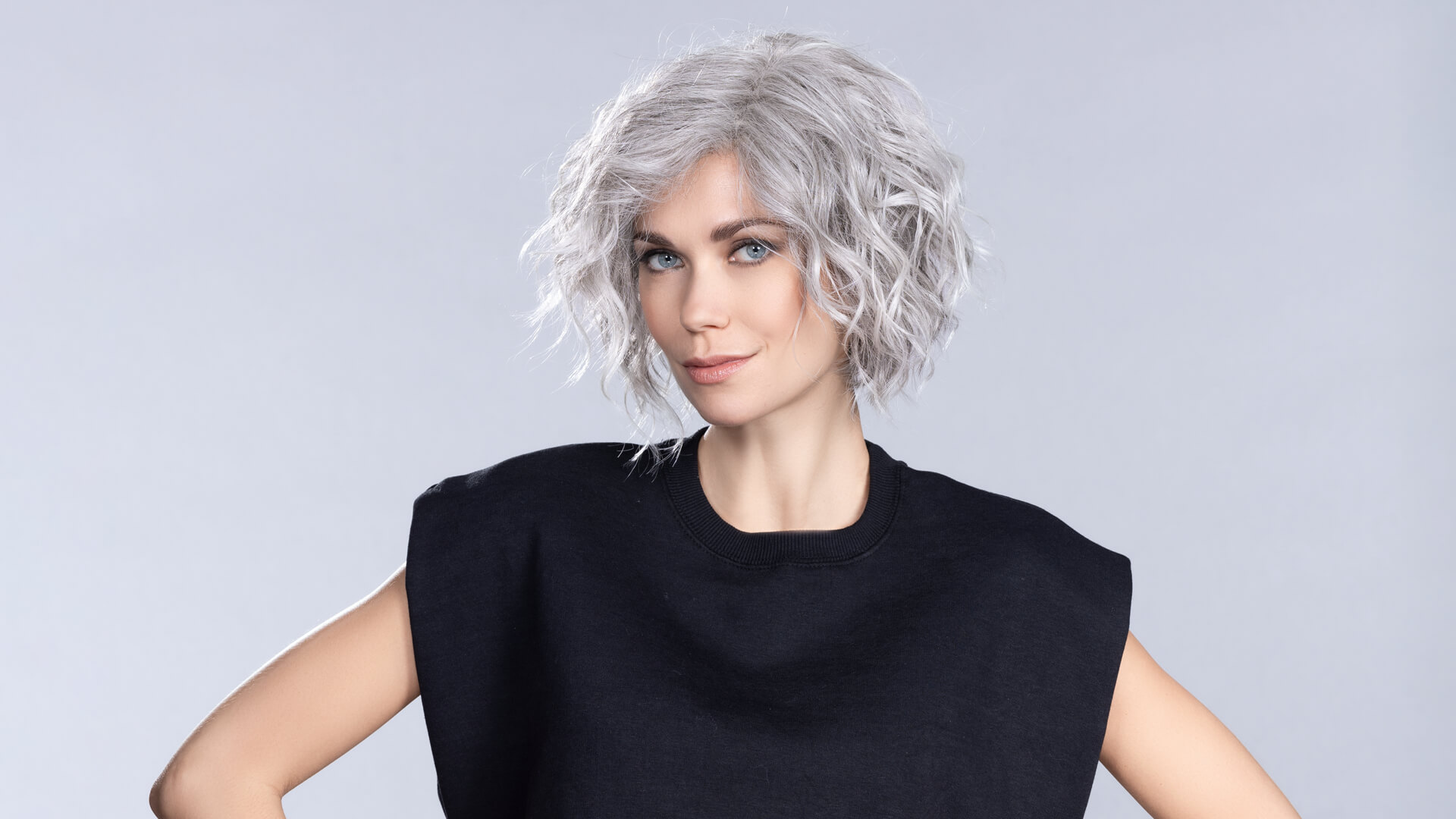 Kvinna med korthårig peruk Gardenia från Sentoo Collection