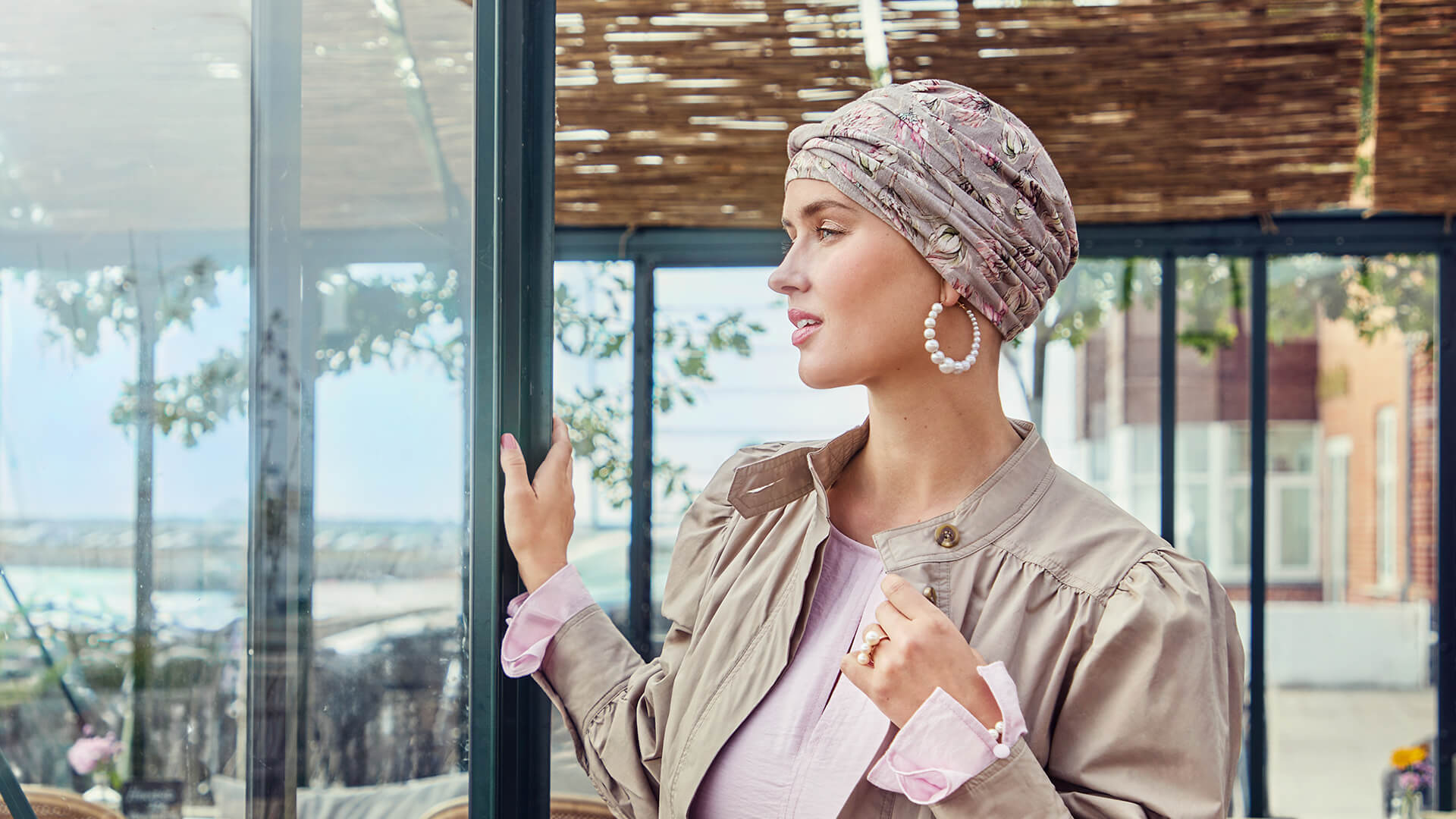 Kvinna med korthårig peruk Gardenia från Sentoo Collection